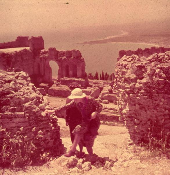 Italia del Sud. Taormina - sito archeologico - turisti