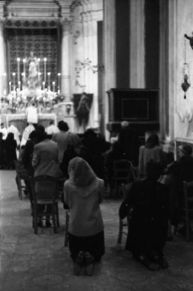 Italia del Sud. Siracusa - isola di Ortigia - duomo - funzione religiosa - fedeli