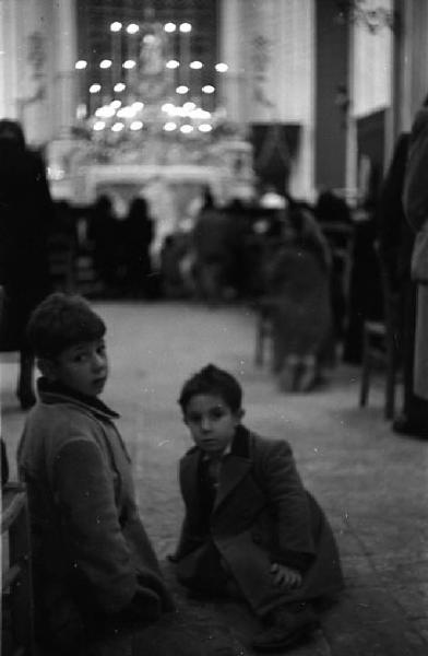 Italia del Sud. Siracusa - isola di Ortigia - duomo - funzione religiosa - ritratto di coppia - bambini seduti per terra