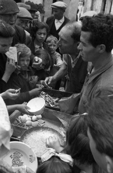 Italia del Sud. Piana degli Albanesi - Vendita di sarde e generi alimentari - bambini