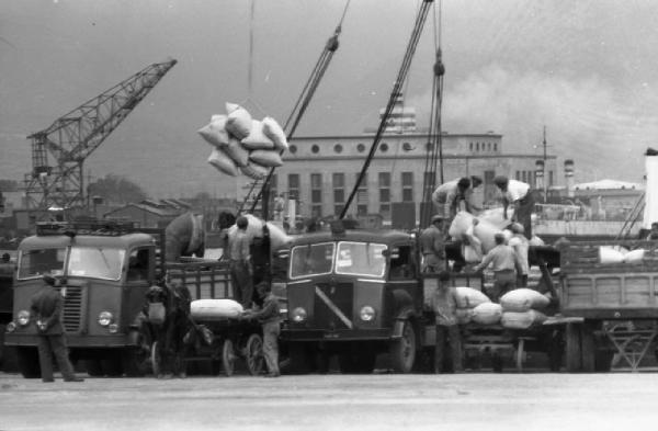 Italia del Sud. Messina - imbarco dei traghetti - autocarri in attesa