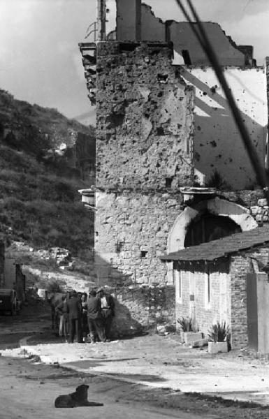 Italia del Sud. Cassino - edifici distrutti dai bombardamenti