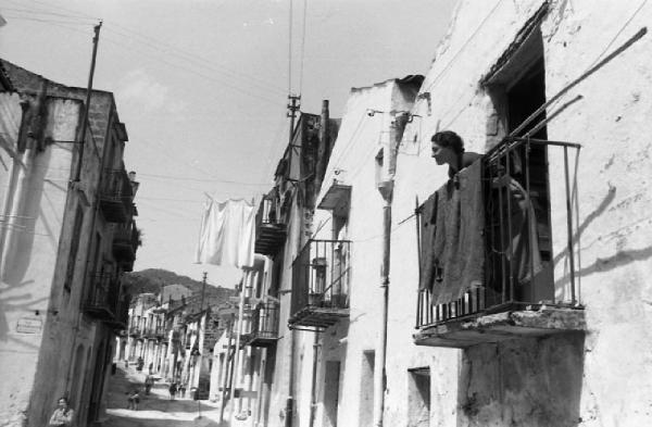 Italia del Sud. Monreale - scorcio urbano - vicolo - donna affacciata al balcone