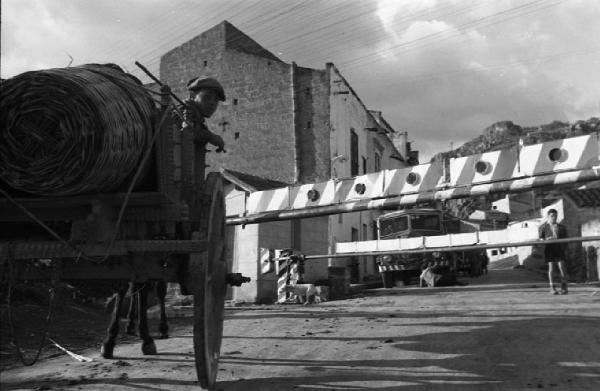 Italia del Sud. Monreale - carro fermo al passaggio a livello