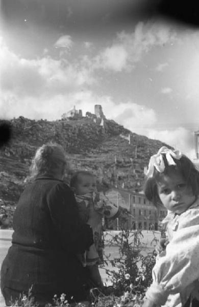 Italia del Sud. Cassino - ritratto femminile - bambina