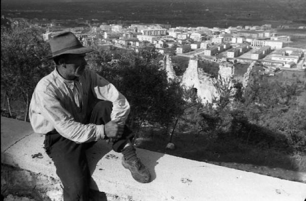 Italia del Sud. Montecassino - uomo osserva dall'alto la città di Cassino