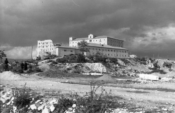 Italia del Sud. strada che conduce all'abbazia di Montecassino