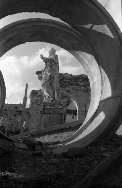 Italia del Sud. abbazia di Montecassino - lavori di ricostruzione - statua vista attraverso una condotta