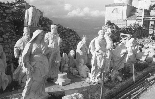 Italia del Sud. abbazia di Montecassino - lavori di ricostruzione - statue sopravvissute ai bombardamenti