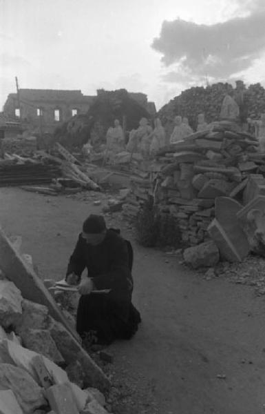 Italia del Sud. abbazia di Montecassino - censimento delle opere sopravvissute ai bombardamenti - monaco