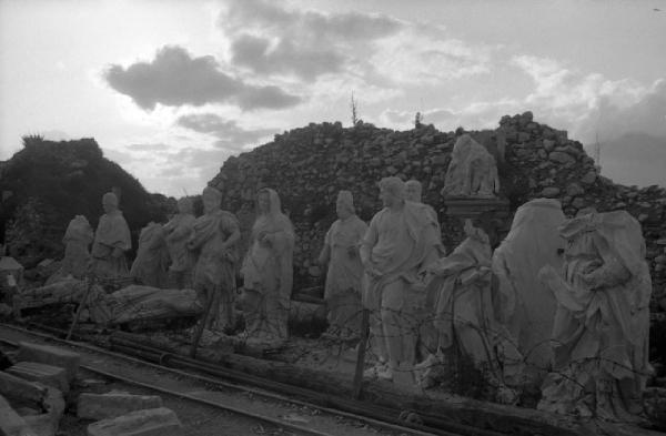 Italia del Sud. abbazia di Montecassino - lavori di ricostruzione - statue sopravvissute ai bombardamenti