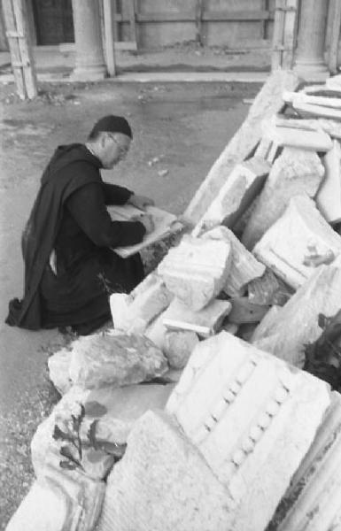 Italia del Sud. abbazia di Montecassino - censimento delle opere sopravvissute ai bombardamenti - monaco