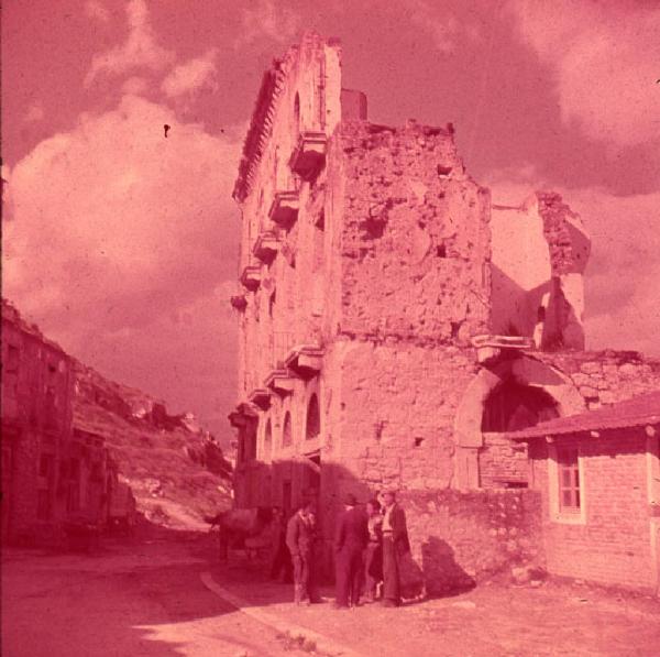 Italia del Sud. Cassino - edifici distrutti dai bombardamenti