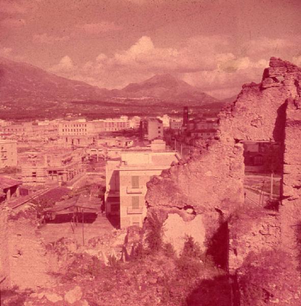 Italia del Sud. Cassino - edifici distrutti dai bombardamenti