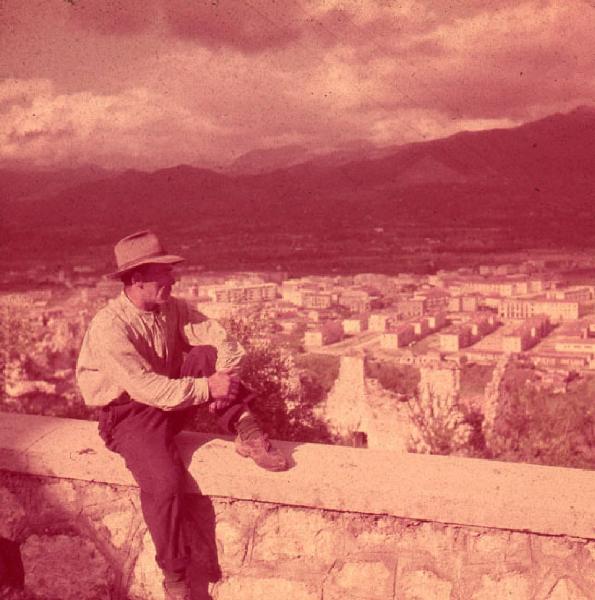 Italia del Sud. Montecassino - uomo osserva dall'alto la città di Cassino