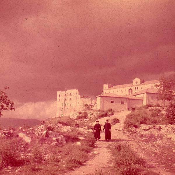 Italia del Sud. strada che conduce all'abbazia di Montecassino - monaci