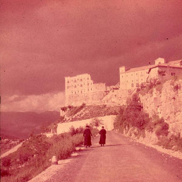 Italia del Sud. strada che conduce all'abbazia di Montecassino - monaci