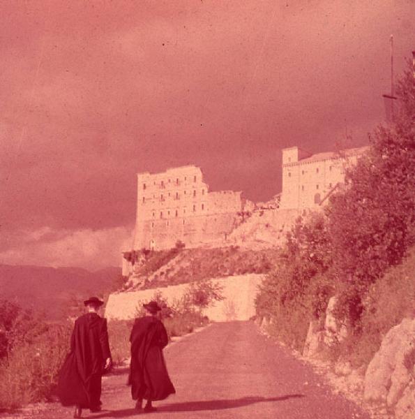 Italia del Sud. strada che conduce all'abbazia di Montecassino - monaci