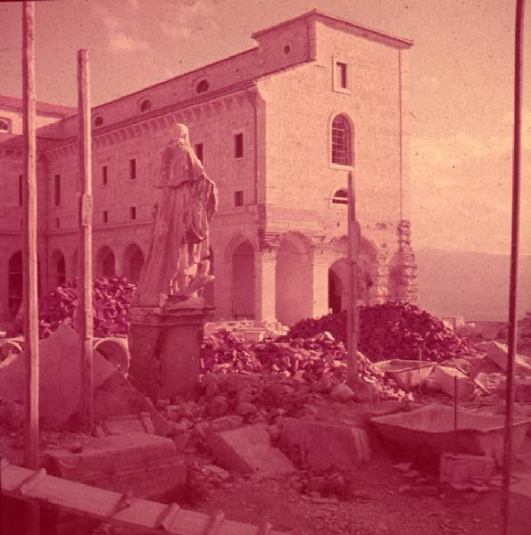 Italia del Sud. abbazia di Montecassino - macerie - statue sopravvissute ai bombardamenti