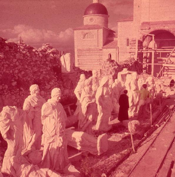 Italia del Sud. abbazia di Montecassino - statue sopravvissute ai bombardamenti