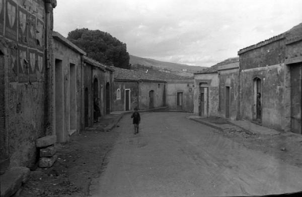 Italia del Sud. Sicilia - centro abitato - via principale