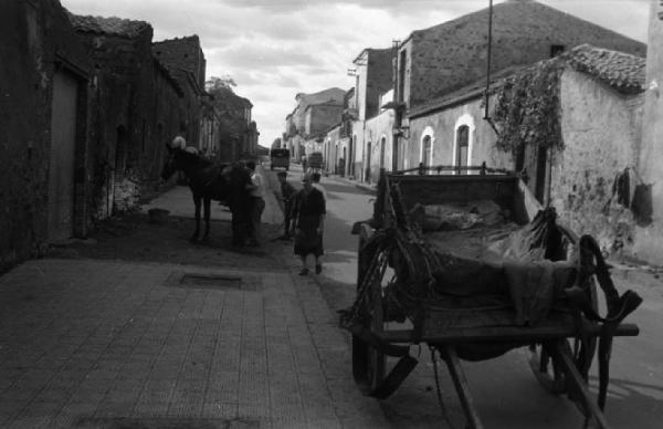 Italia del Sud. Sicilia - centro abitato - carro