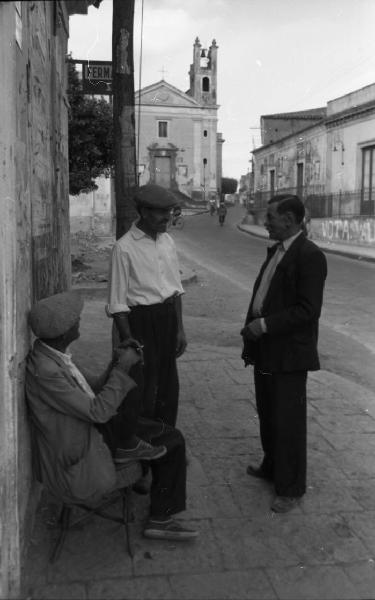 Italia del Sud. Sicilia - centro abitato - uomini in conversazione