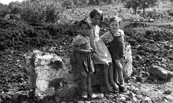 Italia del Sud. Sicilia - pendici dell'Etna - ritratto di gruppo - bambini presso una colata lavica raffreddata