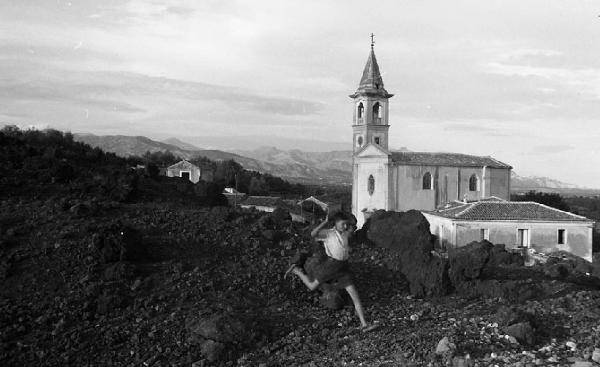 Italia del Sud. Sicilia - chiesa a ridosso del fronte lavico