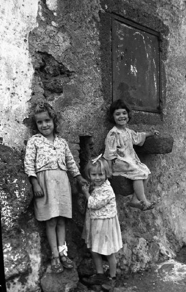 Italia del Sud. Sicilia - ritratto di gruppo - bambine