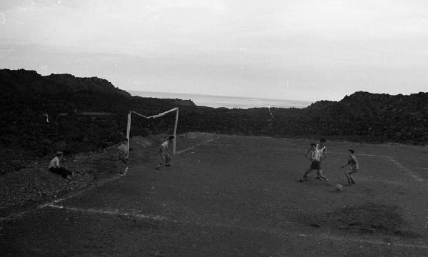 Italia del Sud. Sicilia - campo da calcio a ridosso del fronte lavico