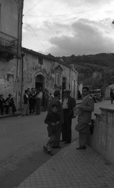 Italia del Sud. Sicilia - paese etneo - abitanti