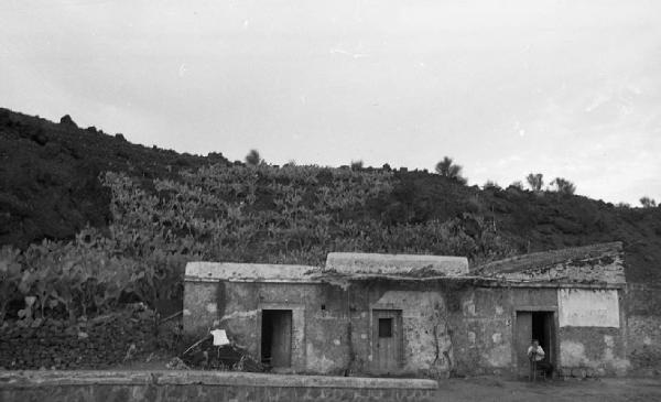 Italia del Sud. Sicilia - paese etneo - edificio a ridosso del fronte lavico