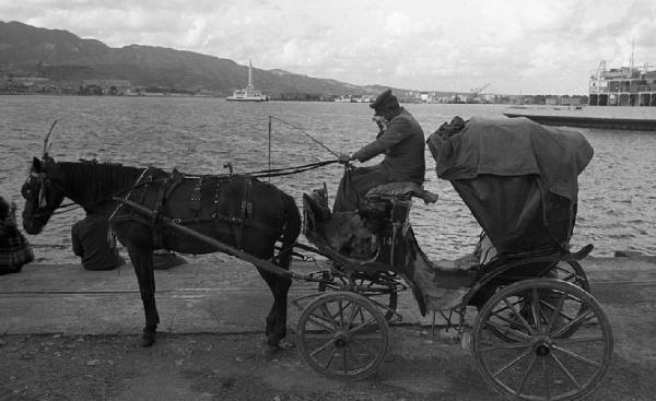 Italia del Sud. Messina - banchina del porto - carrozza