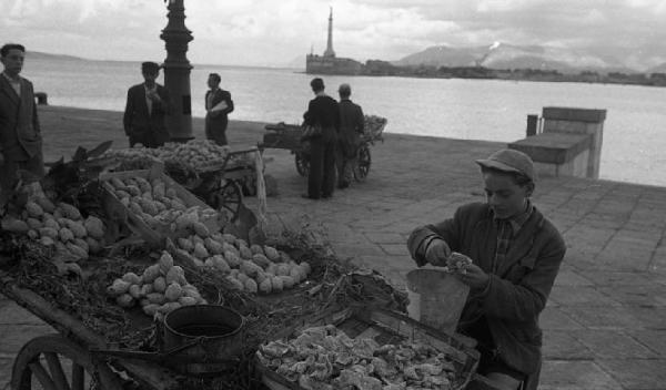 Italia del Sud. Messina - banchina del porto - venditore di fichi d'india