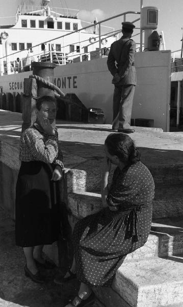 Italia del Sud. Messina - porto - venditrici ambulanti