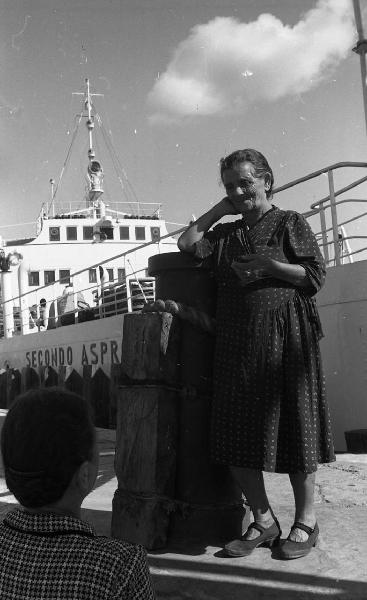 Italia del Sud. Messina - porto - ritratto femminile - venditrice ambulante