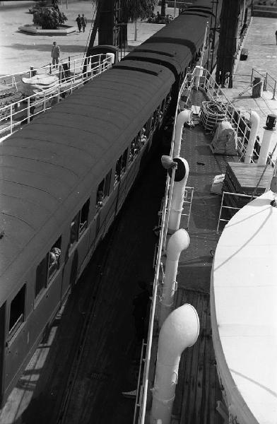 Italia del Sud. Messina - porto - imbarco ferroviario - vagone