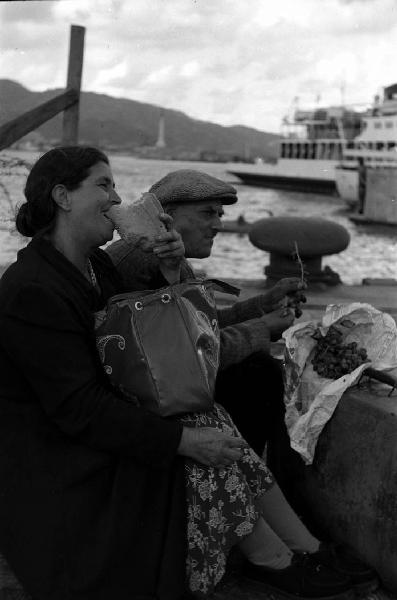 Italia del Sud. traghetto Messina-Reggio Calabria - passeggeri che mangiano [emigranti?]