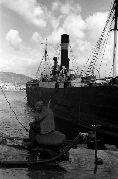 Italia del Sud. Messina - porto - pescatore