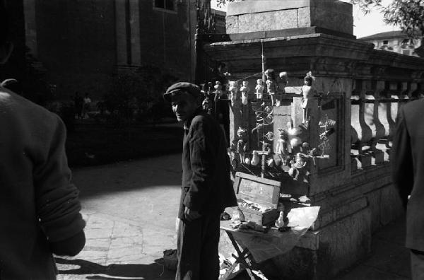 Italia del Sud. Catania - via Etnea - venditore ambulante di giocattoli