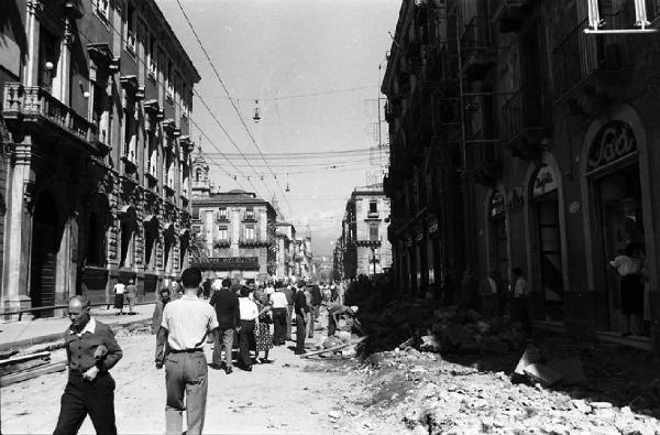 Italia del Sud. Catania - via Etnea - parziale crollo di un edificio - macerie