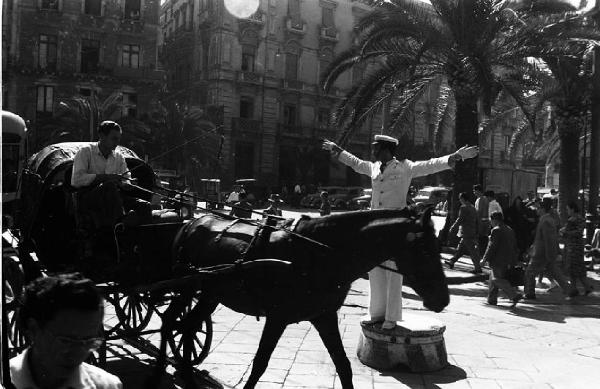 Italia del Sud. Catania - via Etnea - vigile urbano dirige il traffico - carrozza