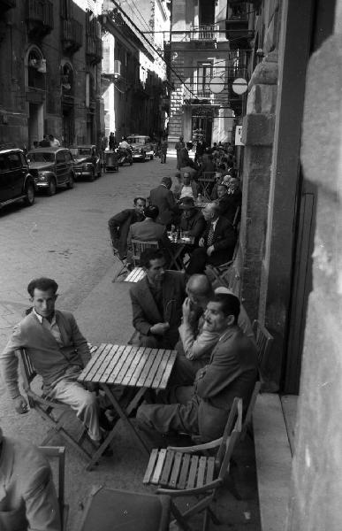 Italia del Sud. Catania - via Etnea - avventori seduti ai tavolini all'aperto di un bar