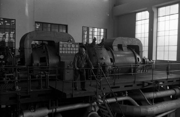 Italia del Sud. Catania - interno di fabbrica - turbine