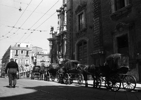 Italia del Sud. Catania - via Etnea - carrozze