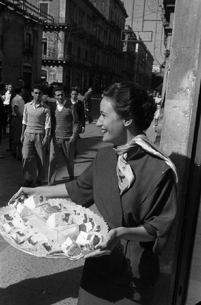 Italia del Sud. Catania - via Etnea - ritratto femminile - cameriera