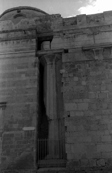 Italia del Sud. Siracusa - isola di Ortigia - colonna greca di recupero inglobata in un edificio