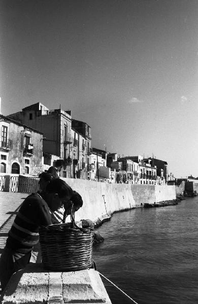 Italia del Sud. Siracusa - isola di Ortigia - lungomare - pescatori