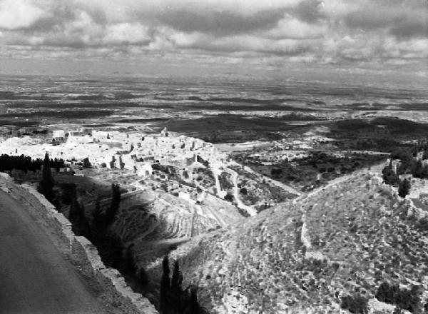 Italia del Sud. Sicilia - panorama - borgo arroccato su un colle